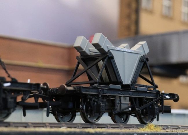 Demountable Rails DEMOUNTABLE TANKS BRING CHEER | Model Rail July 2025
