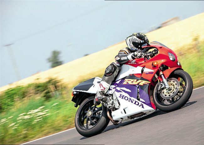 HONDA RVF400 (NC35) | Fast Bikes 358 - October 2019